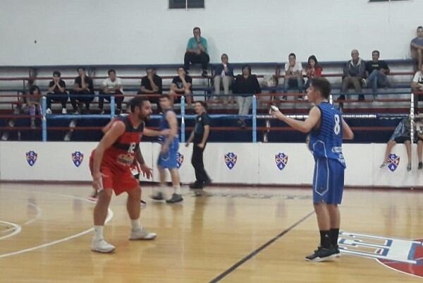 Pellegrini obtuvo su primera victoria en el basquet de Segunda de Bahía Blanca