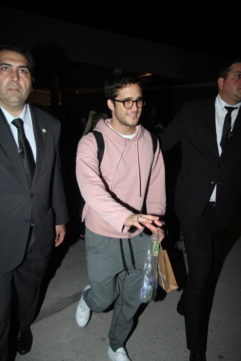 Una multitud recibió a Diego Boneta en el aeropuerto de Ezeiza y él firmó autógrafos y se sacó fotos con los fanáticos. (Matías Souto)