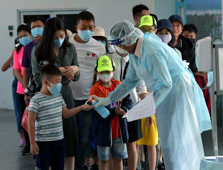 En Malasia, trabajadores sanitizan a los turistas que llegan (Foto: Shaifuldin Ahmad/BERNAMA/DPA)