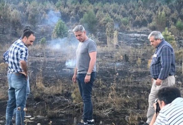 El gobernador en la zona del incendio.