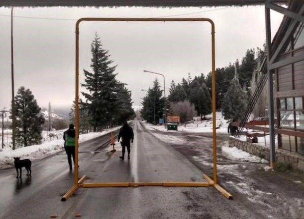 El arco de desinfección que sorprendio al Intendente.
foto: Eqsnotas.com