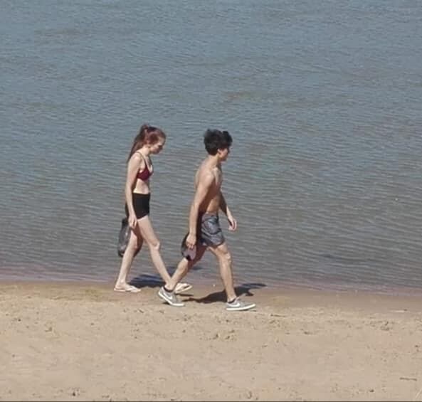 Jóvenes juntan basura en una playa de Entre Ríos
Crédito: Facebook