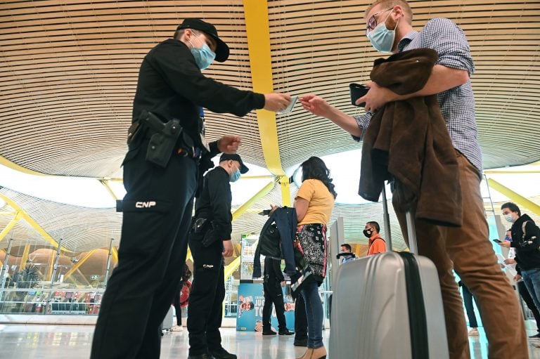 Controles en el Aeropuerto Adolfo Suárez Madrid-Barajas. (EFE)