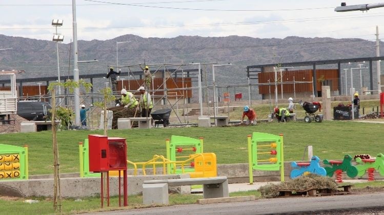 El predio cuenta con farolas en el centro, bancos de hormigón, basureros, algunos bebederos y el césped que contrasta con el cemento de los veredines.