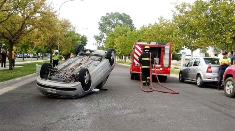 Vuelco en la Avenida Spinetto (El Diario)