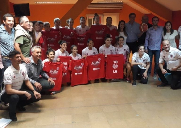 El intendente de Las Heras, Daniel Orozo junto al subsecretario de deportes de Mendoza, Federico Chiapetta, Eduardo Martín y Mauricio Ginestar, apoyando al equipo femenino de básquetl.