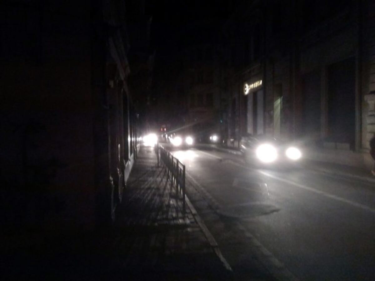 Un apagón masivo dejó a oscuras a Rosario y la región