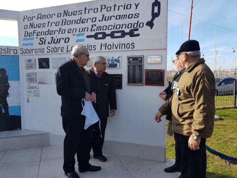 Se descubrió una placa en memoria de los socios fallecidos