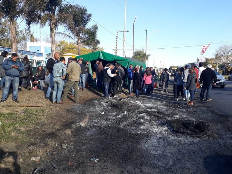 Este viernes representantes de diversos gremios y organizaciones sociales acordaron reunirse para organizar una huelga general.