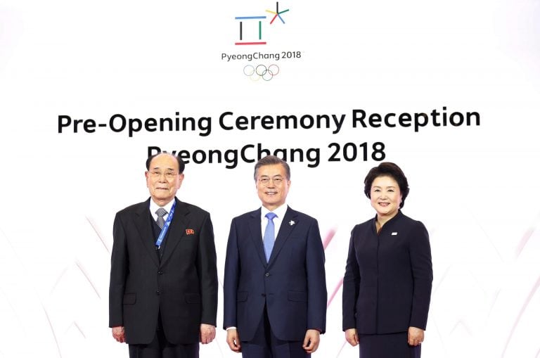 El presidente surcoreano, Moon Jae-in (c), y su esposa, Kim Jung-sook (d), posan con el presidente honorífico de Corea del Norte, Kim Yong-nam