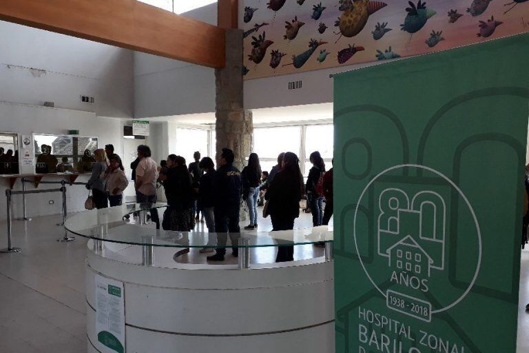 Una fila en el hospital zonal esperando a ser atendidos (Foto: Gobierno de Río Negro).