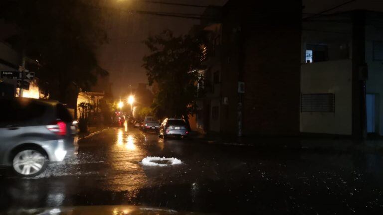 En el microcentro tampoco dieron a basto las bocas de tormenta.