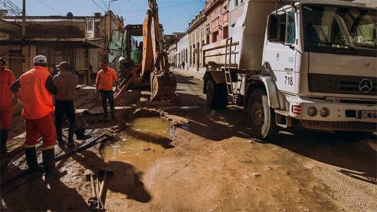 Obras Sanitarias se presentó para reparar el caño (AHORA).