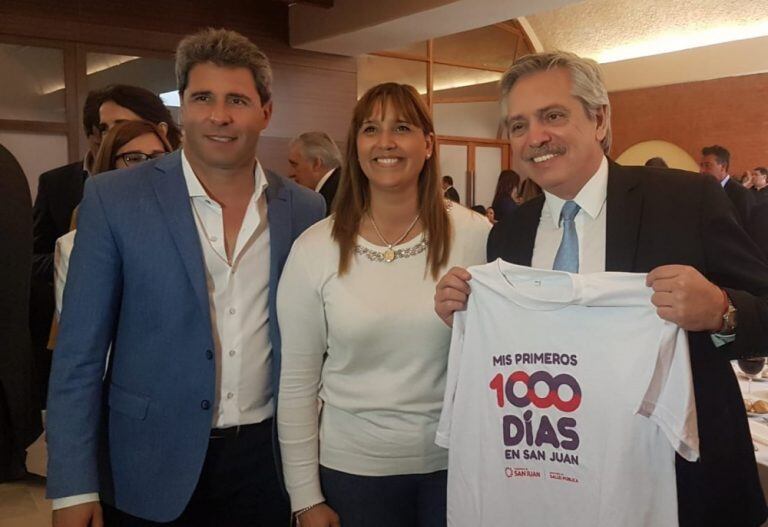 El presidente Alberto Fernández junto al gobernador Sergio Uñac y la ministra de Salud, Alejandra Venerando, charlando sobre el programa de protección a madres  y niños.