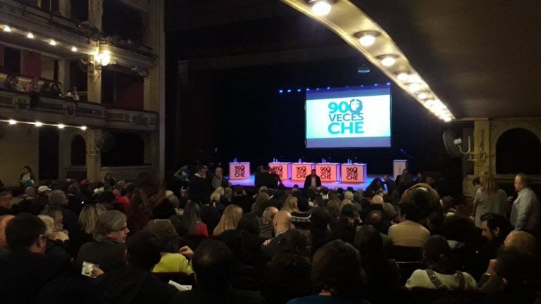 Auditorio colmado aguardando la llegada del ex presidente uruguayo.