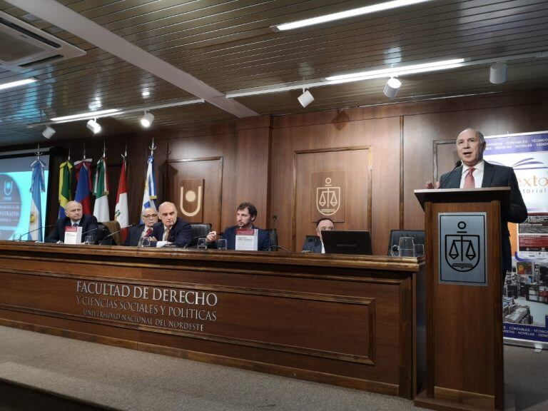 Ricardo Lorenzetti disertó en la Facultad de Derecho UNNE