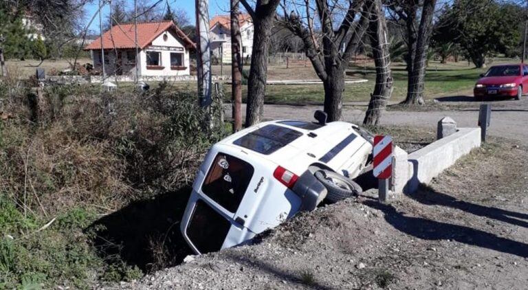 El Manzano: conductor esquivó un caballo y cayó en una zanja (Foto: Jorge Gómez en La Voz del Interior)