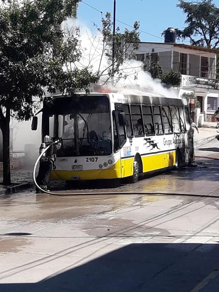 Incendio de un colectivo en Tanti