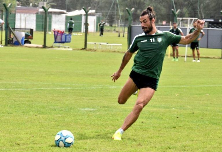 Daniel Osvaldo ya entrena como futbolista de Banfield. (Twitter)