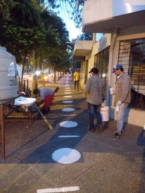 Pintaron círculos en las veredas de los cajeros para marcar la distancia social. (Foto: InfoAguilares).