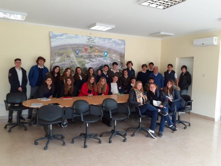 Alumnos del Colegio Holandés en el Parque Industrial (prensa municipalidad)