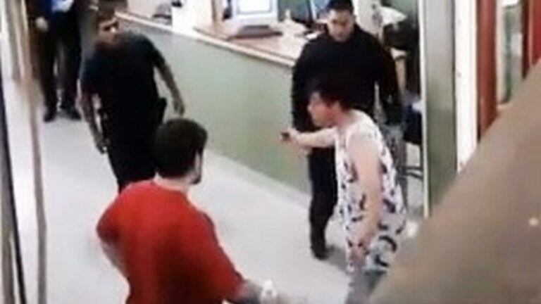 La policía logró reducir al joven que tenía un arma blanca en su poder en el interior de la Universidad.