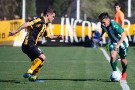 Fabio Giménez (izq - Deportivo Madryn) frente a Francisco Salinas (der- Camioneros) en la igualdad 0-0 entre el "Aurinegro" y los del sindicato (Foto: Camioneros).