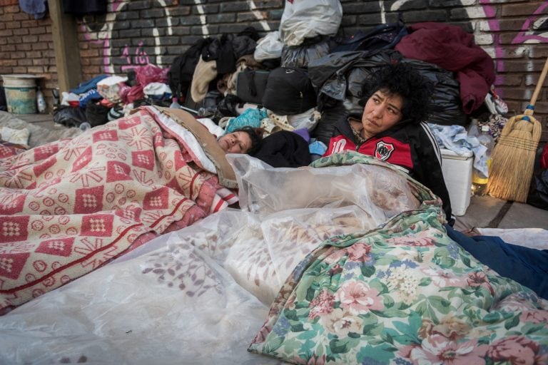 Personas en situación de calle en la Terminal de Mendoza. (Foto: Ignacio Blanco/ Los Andes)