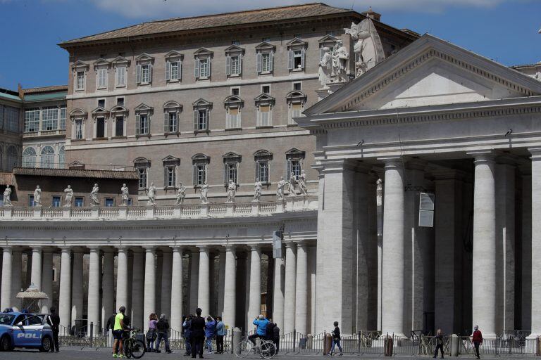 En la misa de este domingo algunos fieles se acercaron a la Plaza San Pedro (Foto: AP Photo/Alessandra Tarantino)