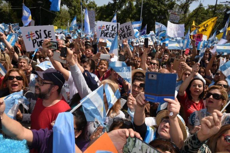 Los mendocinos llevaron banderas argentinas y levantaron carteles de apoyo. Foto: prensa UCR Mendoza.