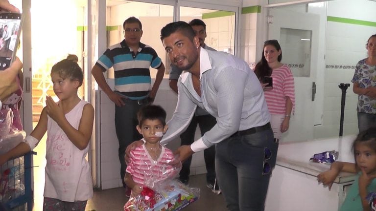 Policías puntanos le entregaron juguetes a niños internados.