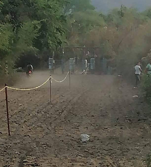 Un policía herido en la clausura de una carrera ilegal de caballos en Salvador Mazza. (Policía de Salta)