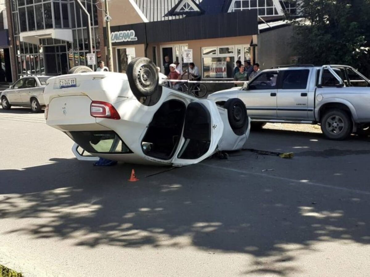 Choque y vuelco en pleno centro de Esquel