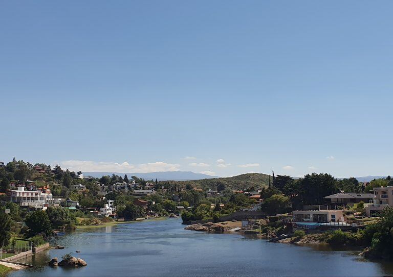 Desde el puente "Negro", uno de los accesos a Villa Carlos Paz.