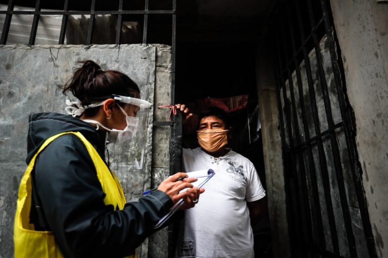 AME7734. BUENOS AIRES (ARGENTINA), 05/05/2020.- Personal de gobierno de la ciudad de Buenos Aires realiza controles en el interior del barrio Villa 31 hoy martes, luego del crecimiento de los casos detectados de COVID-19 en barrios populares de la ciudad de Buenos Aires (Argentina). EFE/Juan Ignacio Roncoroni