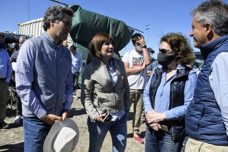 Patricia Bullrich visitó a los hermanos Etchevehere y le pidió al Gobierno una postura “clara” sobre la propiedad privada. (Clarín)