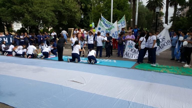 Marcha Enfermeros en Salta. (DNI Salta)