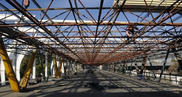 Así trabajan actualmente en la remodelación del edificio de la nueva terminal de Omnibus de Mendoza.