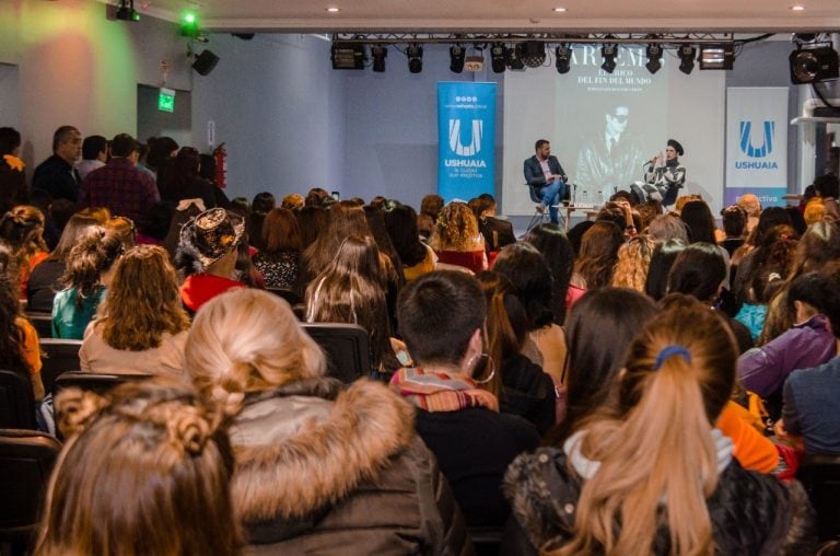 Santiago Artemis presentó su libro "El chico del fin del mundo".