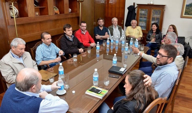 Un momento de la reunión entre el gobernador y los delegados pampeanos ante el Ciai (Gobierno de La Pampa)