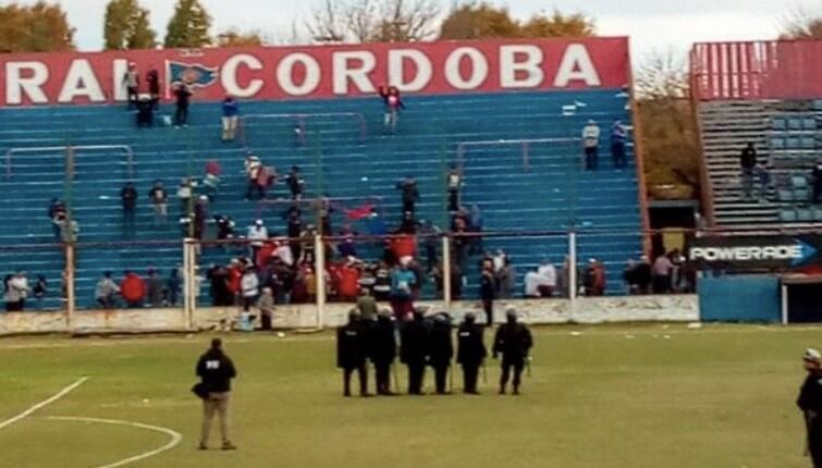 Salvaje agresión a un arquero de Central Córdoba en la Copa Santa Fe. (Sl24)