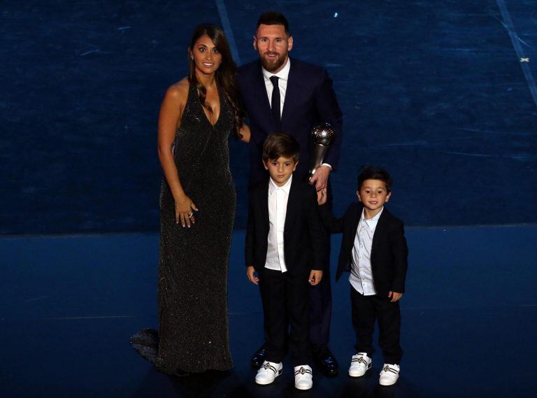 Lionel Messi junto a su esposa Antonela Roccuzzo y sus hijos, recibiendo en premio en 2019 (EFE/EPA/MATTEO BAZZI)