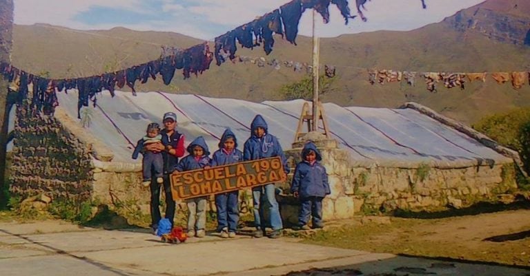 La Escuela N° 196 de Loma Larga está ubicada a 60 kilómetros de la ciudad de Tilcara, y a unos 3.000 metros sobre el nivel del mar.