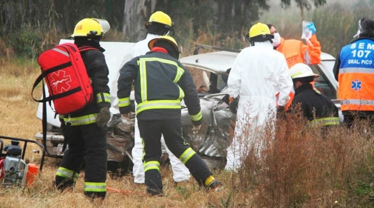 Los bomberos trabajaron cerca de una hora para rescatar a la víctima (Infopico)