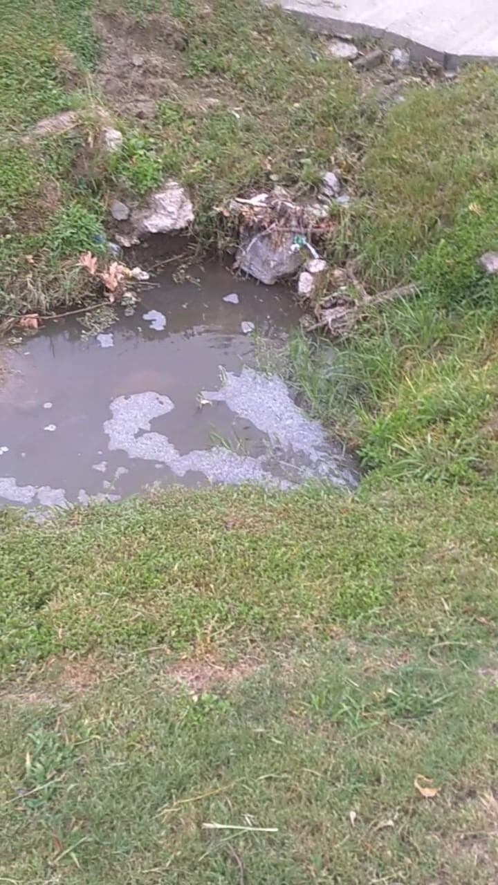 Fluidos cloacales en esquina de Avenida A. Illia y Nahuel Huapi.