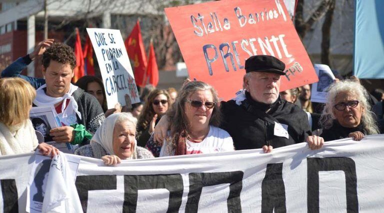 Cortiñas, Barabaschi y Pumilla encabezando la manifestación (Vía Santa Rosa)