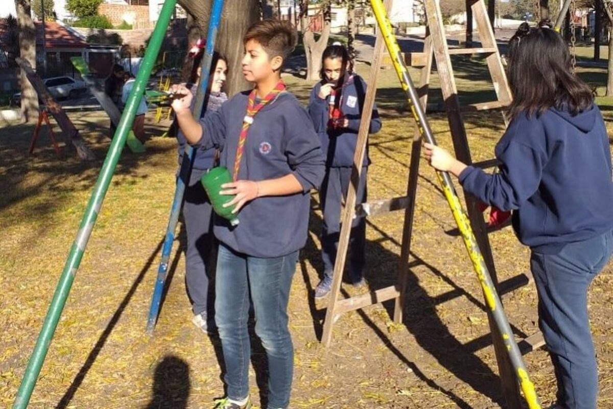 Scout y voluntarios embellecieron la Plaza del barrio Gottling