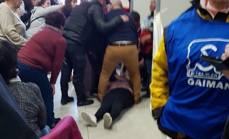 Producto del desgate de la toma, una jubilada se descompensó y tuvieron que trasladarla al hospital de Santa Teresita.