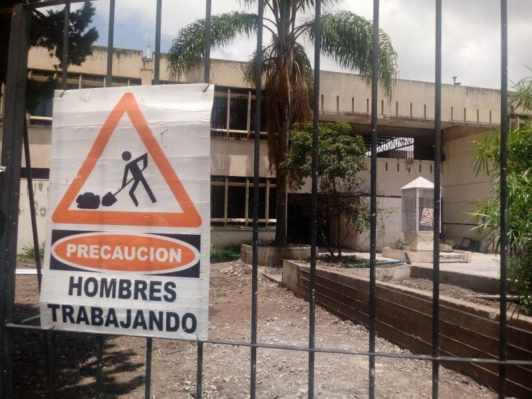 Realizan contrarreloj los trabajos para que los niños comiencen las clases el 16 de marzo en el edificio del barrio Santa Rosa, en San sal.