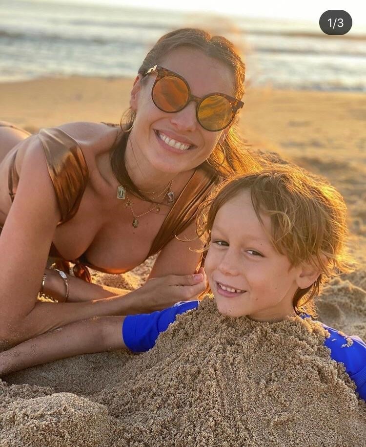 Pampita compartió fotos con sus hijos usando una bikini de su colección.